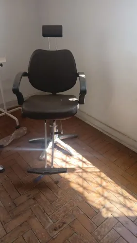 Cadeira de barbearia ou salão não reclinável com estrutura hidráulica e revestimento marro