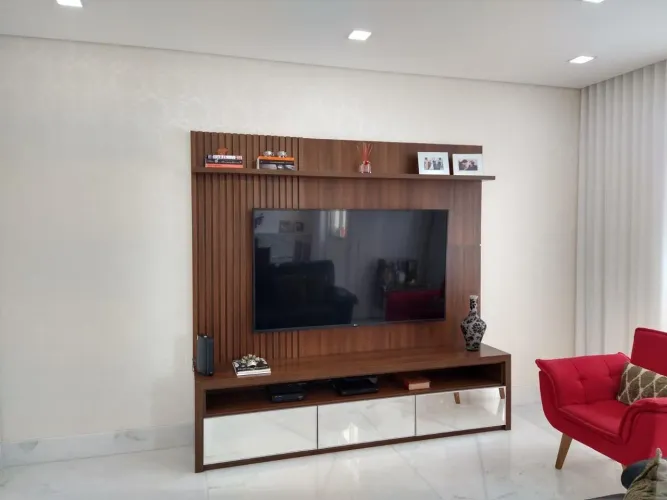 Rack e painel impecáveis