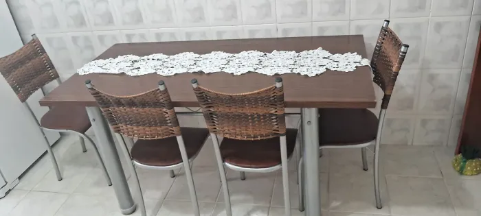 Mesa com.quatro cadeiras