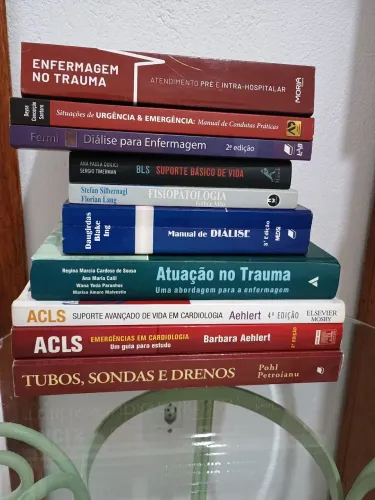 Diversos livros de medicina e enfermagem.