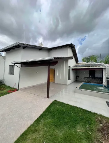 Vende-se Casa com piscina bem localizada 