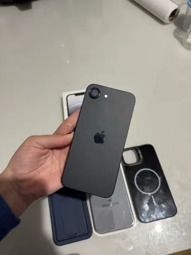 iPhone 16e