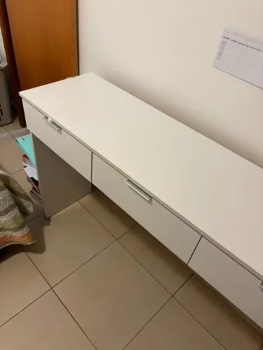 Mesa de estudos e maquiagem