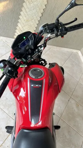 Moto à Venda: **Excelente Estado, Econômica e Pronta para Rodar**