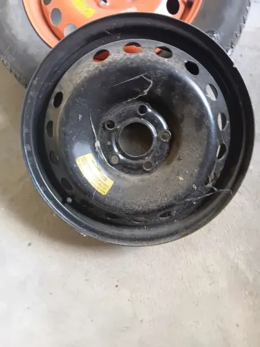 Vendo pneus provisória com jante 16 +uma jante 5 furo