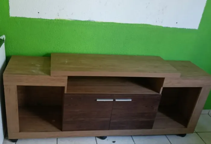 Rack para TV de Madeira com Rodízios e Nichos