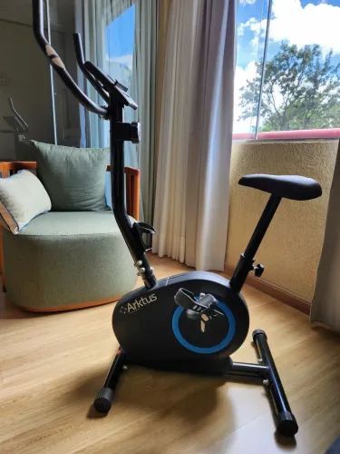 Vendo bicicleta ergometrica para se exercitar em casa. Muito boa, semi nova. Com nota fisc