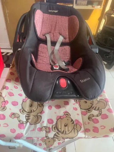 Banheira com trocador e bebê conforto