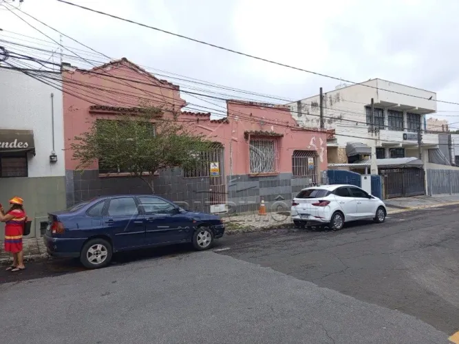 CASA TERREA COM 2 QUARTOS - CENTRO