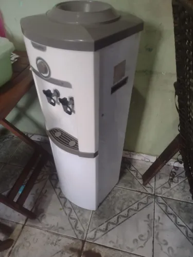 Bebedouro esmaltec semi novo 