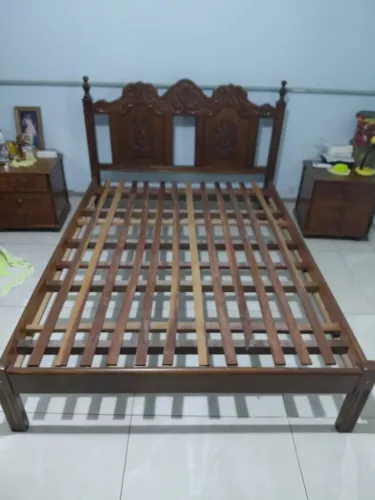 Cama casal "semi-antiga"- cabeceira de madeira trabalhada