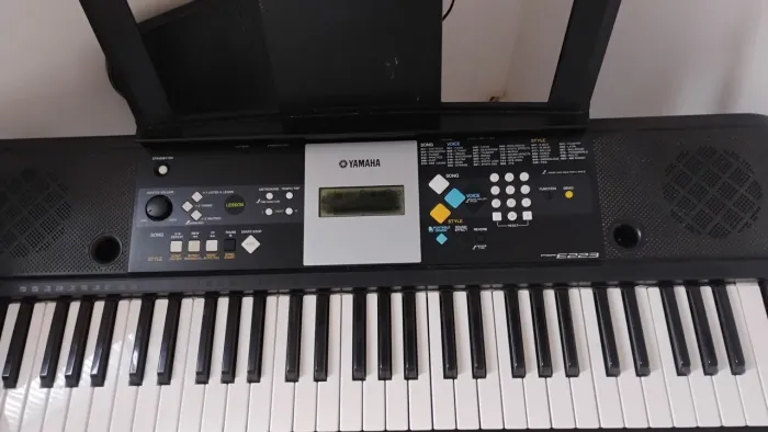 Teclado musical Yamaha PSR E223 usado