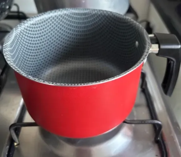 Chaleira esmaltada vermelha