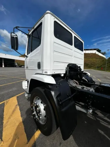 Caminhão Mercedes 1719 atego