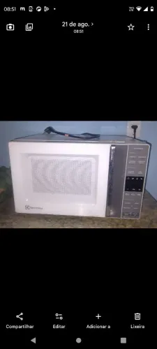 Vendo micro-ondas Eletrolux Branco efficiente 23 litros. Semi-novo funcionando