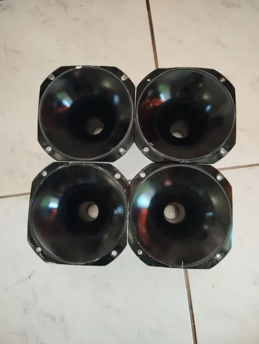 Vende - se 4 cone de corneta Fiamon para D250X