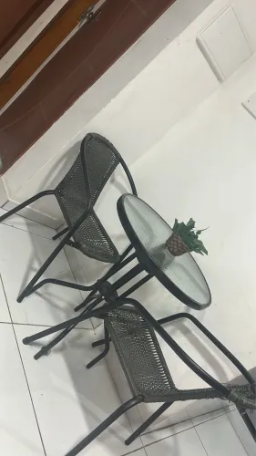 Mesa com duas cadeiras 