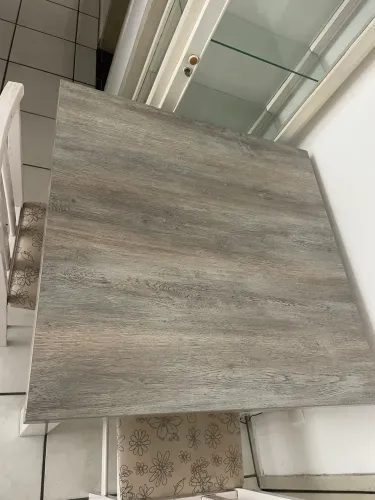 Mesa com 2 cadeiras 