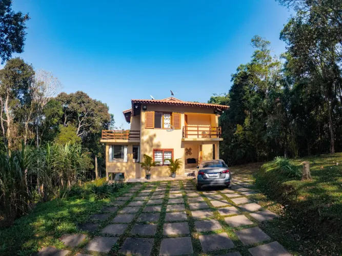 Linda casa em Condomínio em Itapecerica da Serra, na Divisa com Embu das Artes - SP