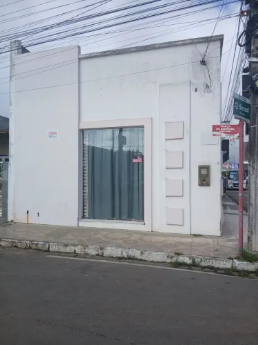 Vende ponto comercial. Centro. Esquina de duas Praça da igreja e dos 3 Quiosques.