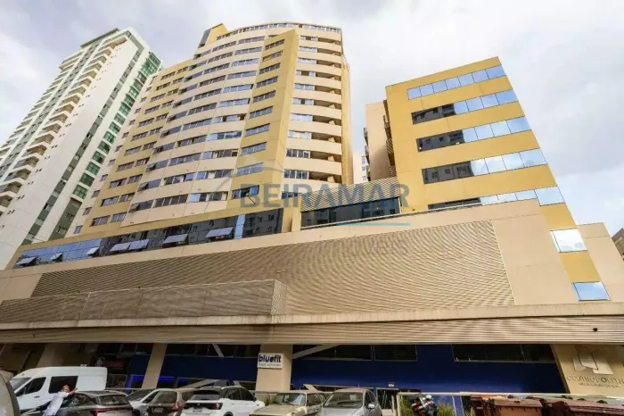 Apartamento de 1 quarto, com armários e ar-condicionado, e vaga de garagem coberta para al