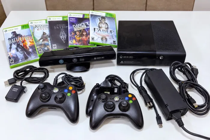 Xbox 360 250GB + Kinect + 2 Controles Originais + 7 Jogos