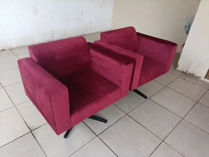 Poltronas em veludo vinho em maravilhoso estado de conservação !!