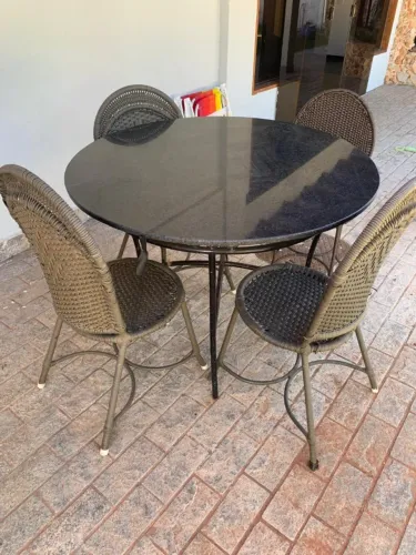mesa granito com 4 cadeiras palhinha