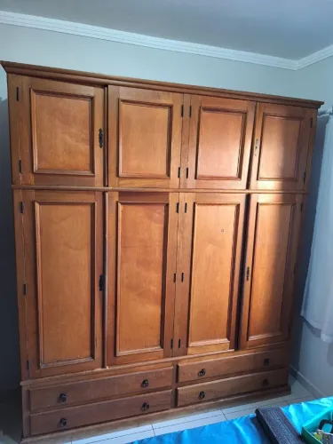 Guarda roupas casal madeira com maleiro 2.20 frente 2.40 de altura ((ENTREGO E MONTO))