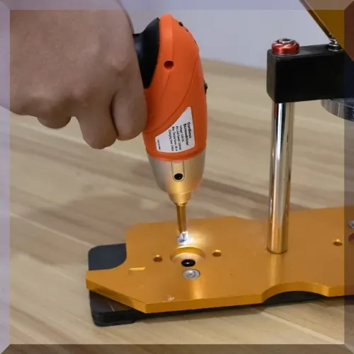 Parafusadeira sem fio portátil com acessórios e bivolt inclusos Novo
