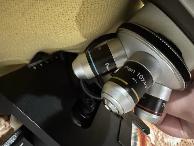 Microscopio Trinocular Plano Biologico Planacromaticas L2000 - Labor Import