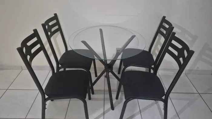 Vendo mesa de jantar redonda 4 cadeiras