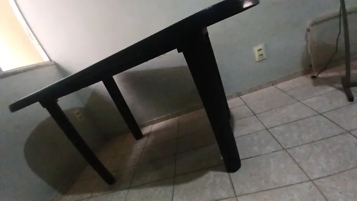 Mesa de plástico 6 lugares, pés removíveis 