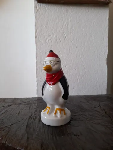 Estátua pinguim de louça