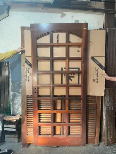 porta madeira maciça com almofadas para vidro