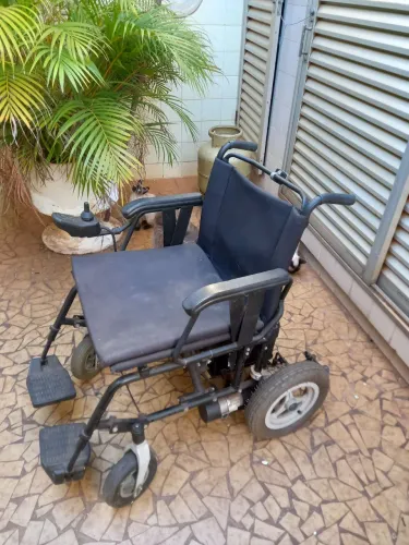 VENDE-SE CADEIRA DE RODAS MOTORIZADA MARCA FREEDOM