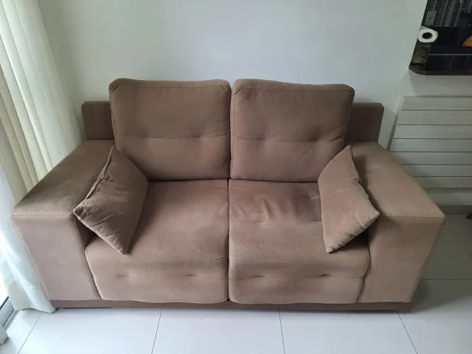 Vendo poltrona de 2 lugares com forro em Suede