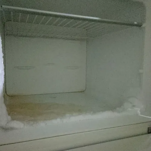 Vendendo geladeira com defeito