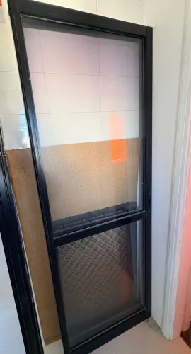 Portas de correr, vidro e alumínio