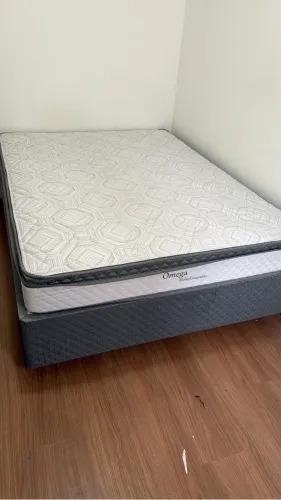 Cama Box Casal com Colchão de Molas Ensacadas Omega - Excelente Estado