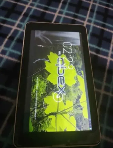 Tablet android com chip semi-novo (tela trincada)