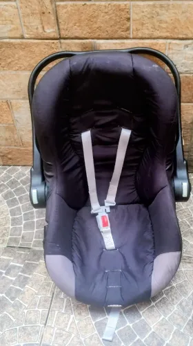Carrinho com bebê conforto Semi-novo da Tutti Baby.