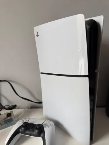 PLAYSTATION 5 + 2 CONTROLES