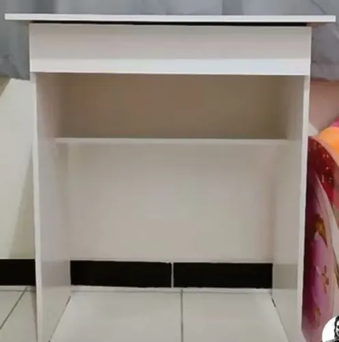 Escrivaninha branca com gaveta e prateleira