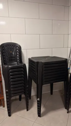 10 jogos de mesa com 4 cadeiras cada, 6 meses de uso. Cadeira suportam até 182kg