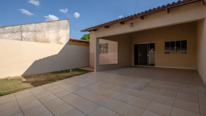 Casa para locação no Residencial Canadá | 3 quartos, suíte e 4 vagas | R$ 2.300