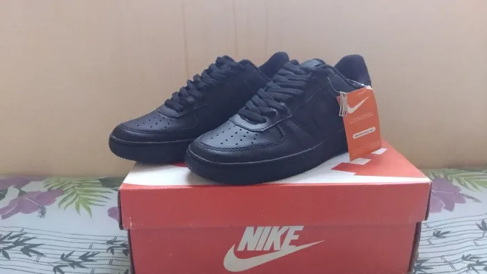 Tenis escolar AF1 preto-Com Cadarço Preto e Branco e Enfeite Dourado