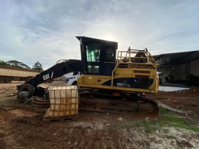 ESCAVADEIRA CATERPILLAR 320 
