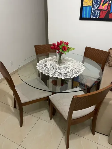 Vendo Mesa com 4 cadeiras