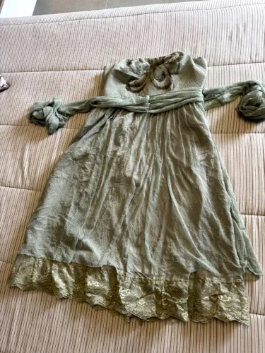 Vestido de festa em tule com bordado em pedraria - para jovens/adolescentes.
